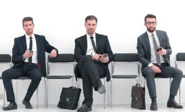 iş adamları akıllı ofis koridorda oturma grubu
