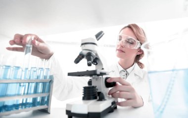 Yakın plan. Laboratuvardaki doktor biyolog portresi..