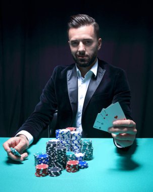 Kazanan ve elinde as tutan mutlu poker oyuncusu