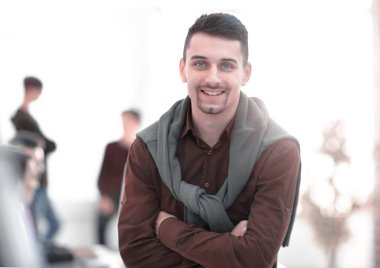 office arka plan üzerinde yaratıcı iş adamı