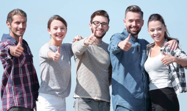 bir grup genç insan başparmak gösterilmesini