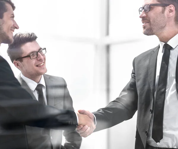近代的なオフィスで握手ビジネスパートナー — ストック写真