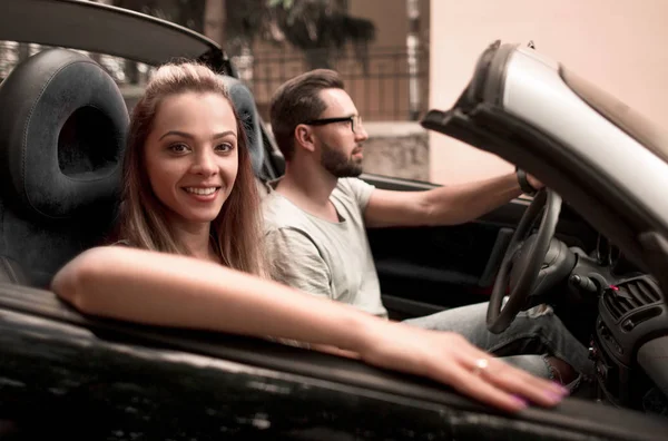 Sluit up.young familie in een cabrio — Stockfoto