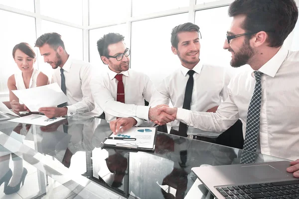 Colegas de apretón de manos en una reunión de trabajo — Foto de Stock