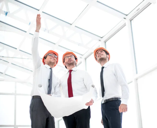 Architect shows the customer a new building — Stock Photo, Image