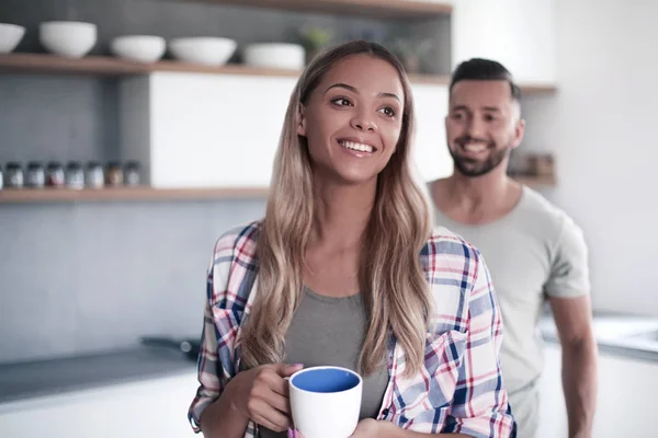 Feliz joven con taza de café — Foto de Stock