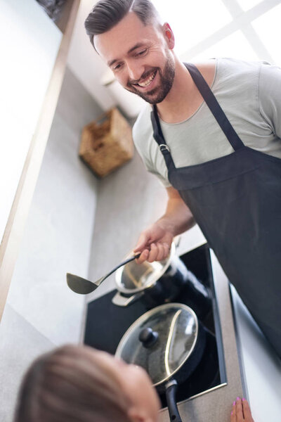 счастливая пара обсуждая меню стоя на кухне