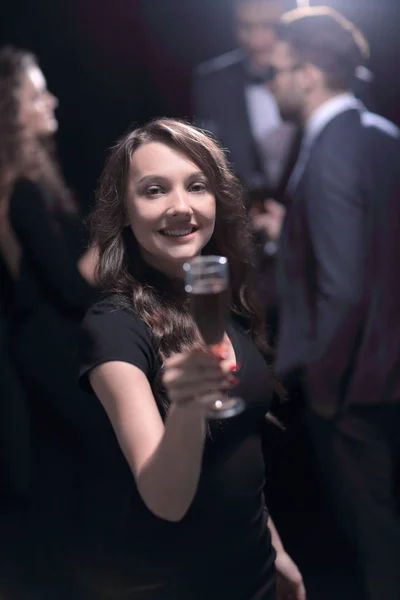 快乐的年轻女子举杯祝酒 — 图库照片