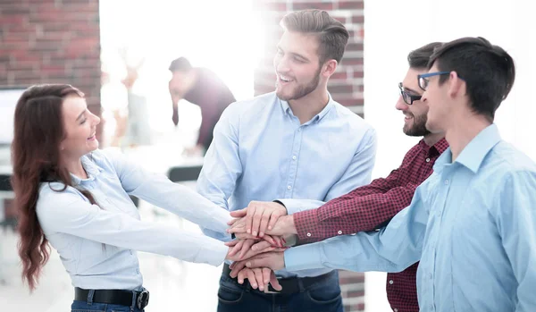 Groep mensen bundelt partnerschap teamwork. — Stockfoto