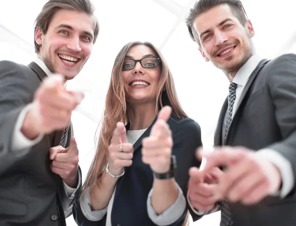 Nahaufnahme von jungen Leuten, die auf dich zeigen — Stockfoto