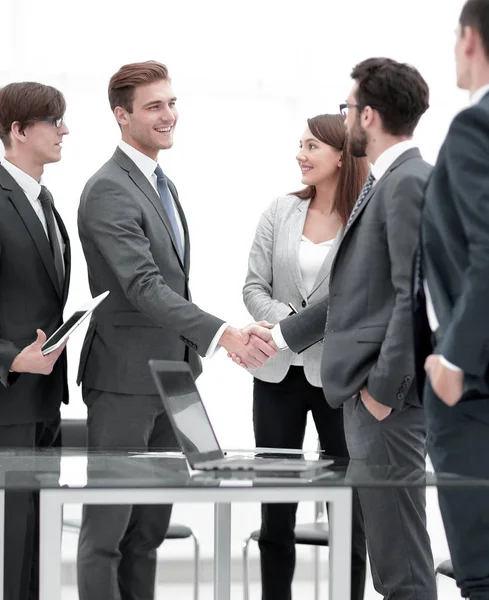 Business-team och handslag av affärspartners — Stockfoto
