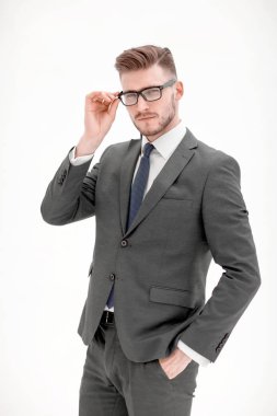 gözlüklerini ayarlayan özenli işadamı