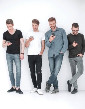 Tamamen büyümüş. Akıllı telefonları olan bir grup arkadaş.