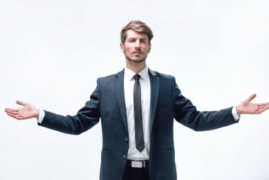 adam duruyor ve ellerini yayılır