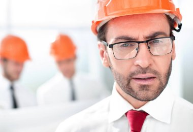 up.Portrait bulanık arka plan üzerinde emin mimar kapatın