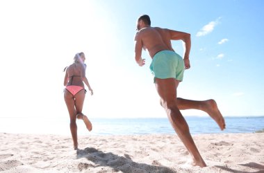 mutlu çift gün batımı, tatil tropikal plaj üzerinde çalışan