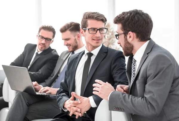 Gruppe von Geschäftsleuten sitzt im Wartezimmer des Büros — Stockfoto