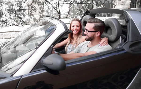 Casal apaixonado em um carro conversível — Fotografia de Stock