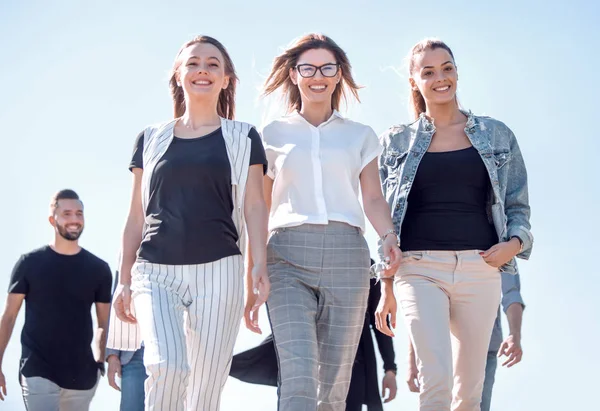 Gruppe junger Menschen, die selbstbewusst nach vorne treten — Stockfoto