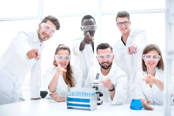 Equipo creativo de jóvenes científicos . — Foto de Stock