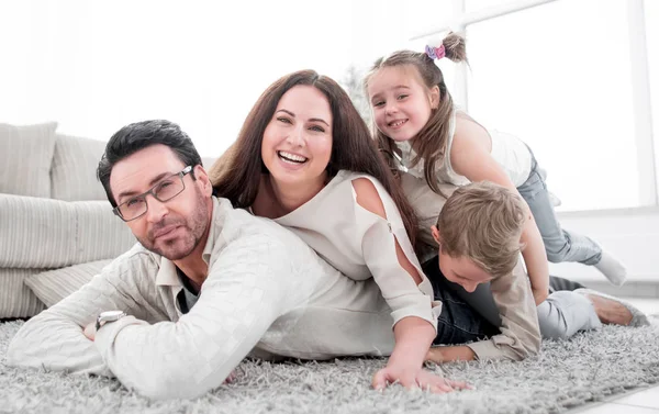 Glückliche Familie zu Hause verbringt Zeit miteinander — Stockfoto