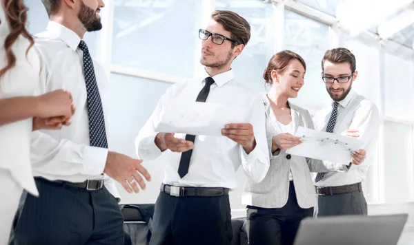 Gruppe von Mitarbeitern diskutiert Finanzdokumente — Stockfoto