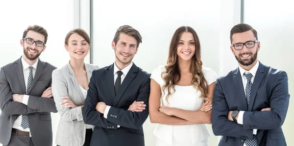 Professioneel business team staan samen in het kantoor. — Stockfoto