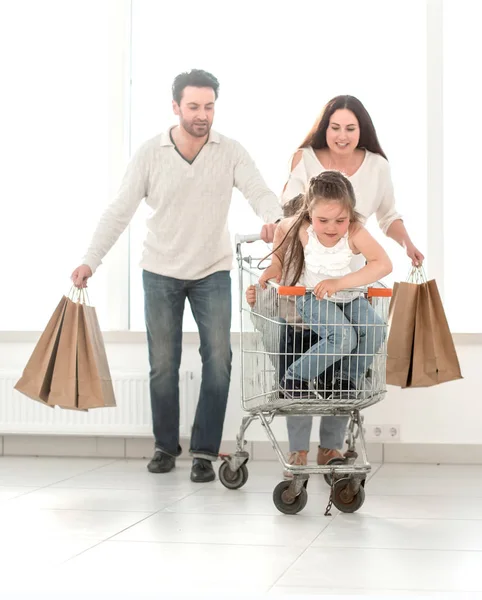 Szczęśliwych rodziców z dziećmi iść na zakupy — Zdjęcie stockowe