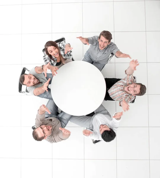 Vista superior. equipe de negócios segurando as mãos e olhando para a câmera — Fotografia de Stock