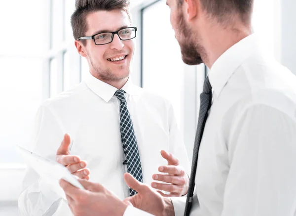 Unga anställda använder en digital tablett på arbetsplatsen — Stockfoto