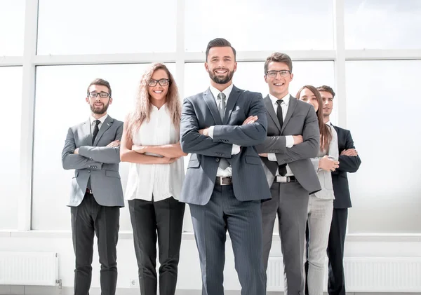 Leader e business team in piedi in un ufficio spazioso — Foto Stock