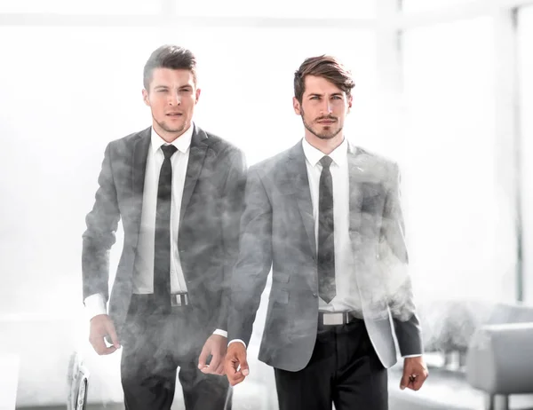 Επιχειρηματίες αφήνει το γραφείο στον καπνό — Φωτογραφία Αρχείου