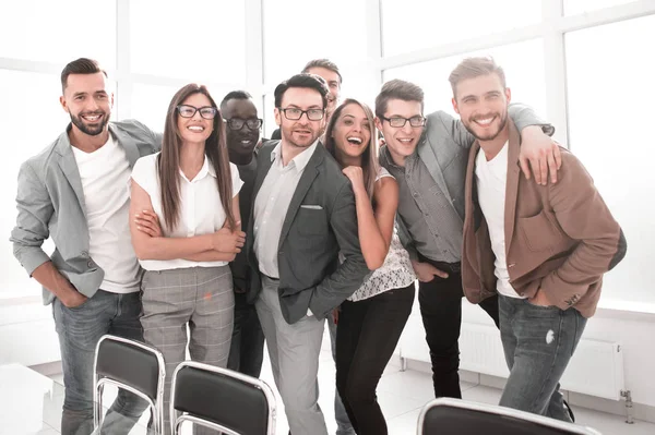 Портрет профессиональной бизнес-команды, стоящей в современном офисе — стоковое фото