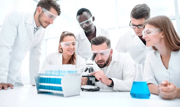 Химический эксперимент - ученые в области лабораторного тестирования вакцинации — стоковое фото