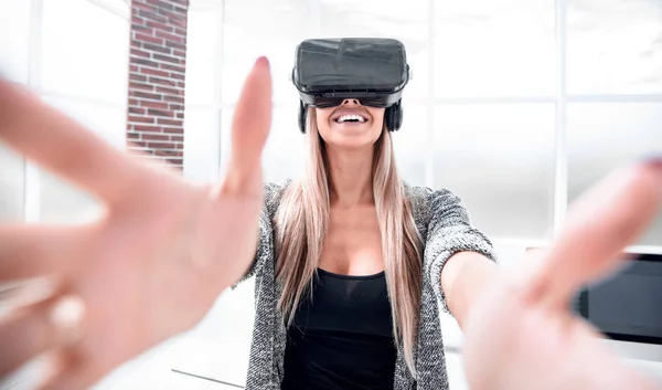 Mujer emocional joven con gafas de realidad virtual auriculares, caja vr . — Foto de Stock