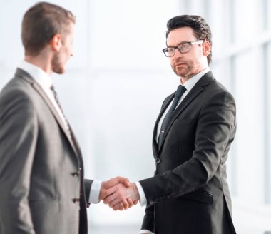 İş ortaklarının dostça el sıkışması