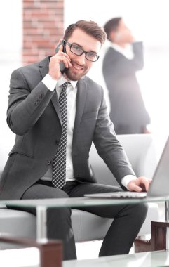 genç işadamı cep telefonu üzerinde müşterilerle konuşurken görüntüsünü