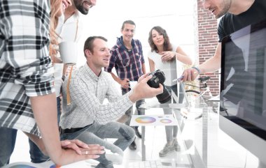 Grup fotoğrafı modern bir ofiste çalışan editörler.