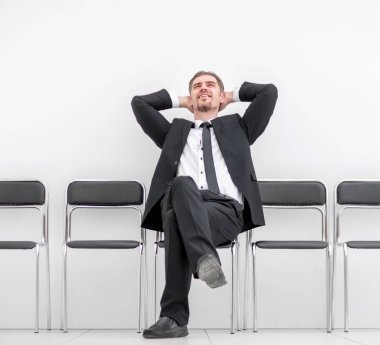 bir ofis koridorunda oturan bir işadamı hayal