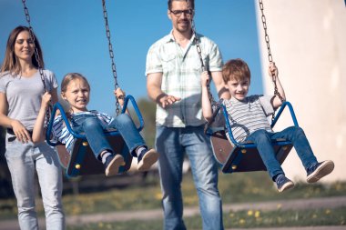 mutlu modern aile birlikte serbest zaman harcıyor