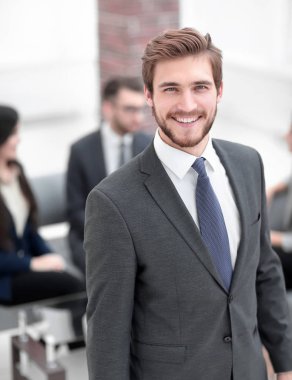 Ofiste çalışan yakışıklı iş adamı.