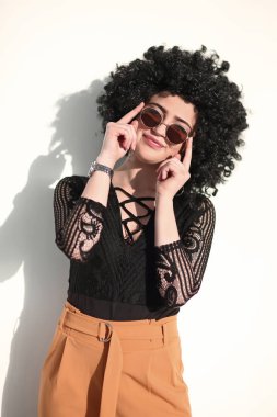 yakın kapatın. güneş gözlüğü moda genç kadın.