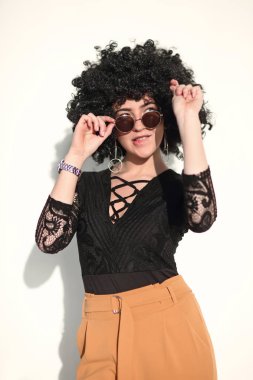 güneş gözlüğü neşeli genç kadın kamera önünde poz