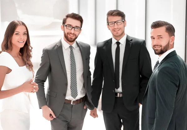 Echipa de afaceri în picioare în birou — Fotografie, imagine de stoc