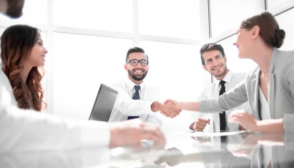Geschäftspartner per Handschlag über den Schreibtisch — Stockfoto