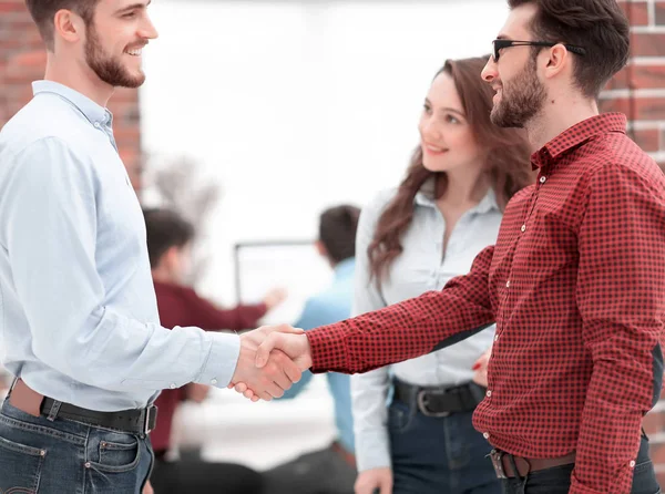 Общий имидж деловых партнеров, пожимающих руки в офисе — стоковое фото