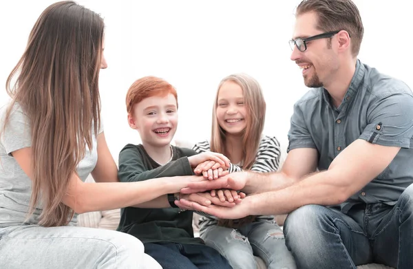 Padres y sus hijos haciendo una torre de sus manos —  Fotos de Stock