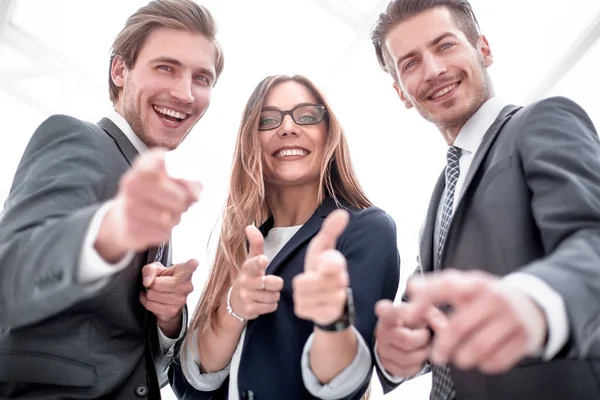 Nahaufnahme von jungen Leuten, die auf dich zeigen — Stockfoto