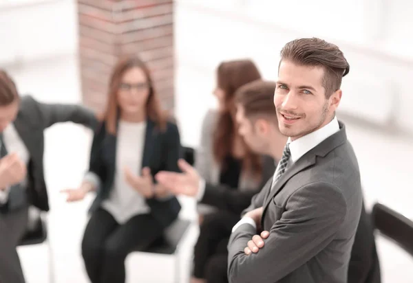 Gelukkig jonge zakenman in een zakelijke bijeenkomst — Stockfoto