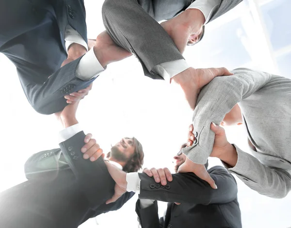 Business team nemen elkaars handen — Stockfoto